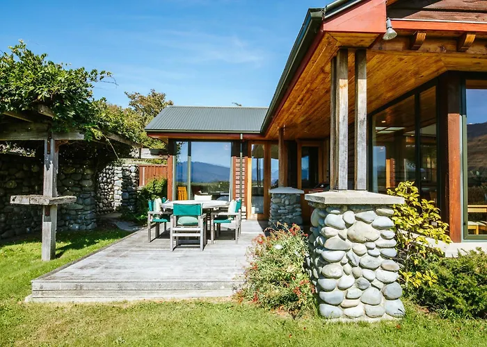Holiday home Bullock Creek - Sleeps 8 - & Mountain Views - Private & Secluded *