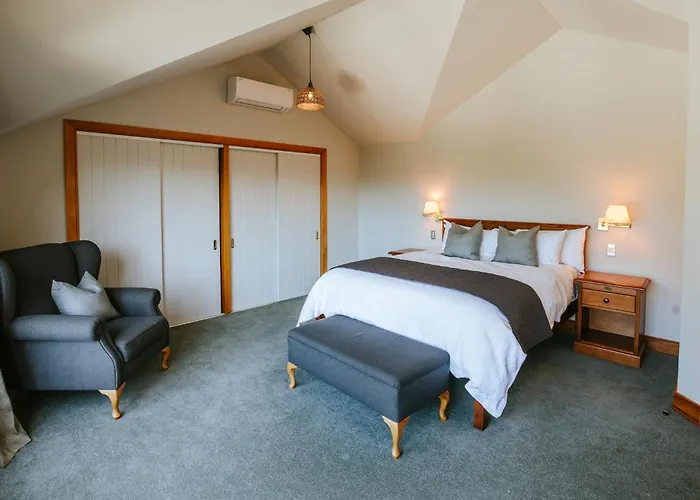 Bullock Creek - Sleeps 8 - & Mountain Views - Private & Secluded Holiday home *