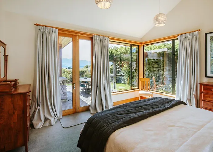 Bullock Creek - Sleeps 8 - & Mountain Views - Private & Secluded Holiday home *