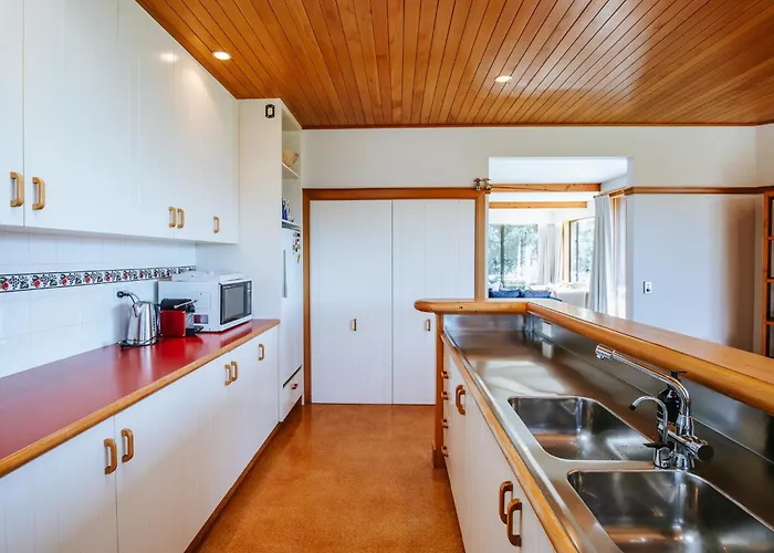 Bullock Creek - Sleeps 8 - & Mountain Views - Private & Secluded Holiday home Wanaka