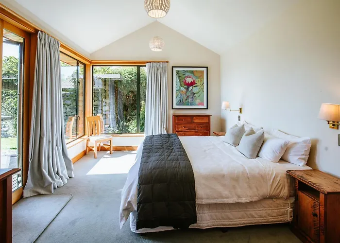 Bullock Creek - Sleeps 8 - & Mountain Views - Private & Secluded Wanaka