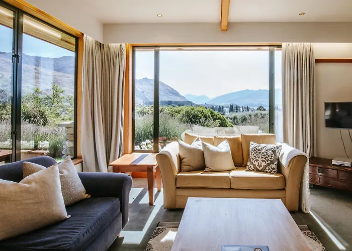 Bullock Creek - Sleeps 8 - & Mountain Views - Private & Secluded Holiday home *