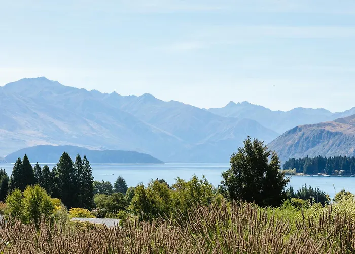 Bullock Creek - Sleeps 8 - & Mountain Views - Private & Secluded Holiday home Wanaka