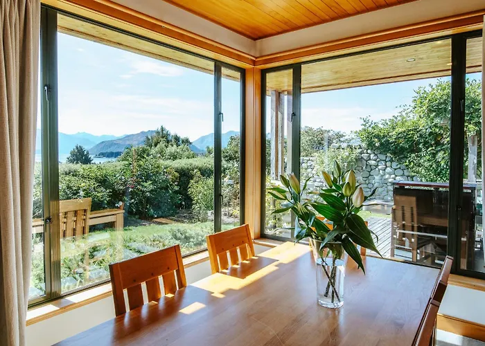 Holiday home Bullock Creek - Sleeps 8 - & Mountain Views - Private & Secluded Wanaka