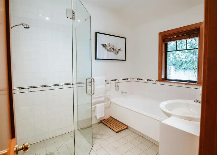 Bullock Creek - Sleeps 8 - & Mountain Views - Private & Secluded Holiday home Wanaka