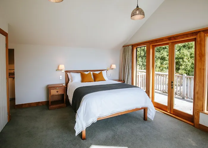 Bullock Creek - Sleeps 8 - & Mountain Views - Private & Secluded *