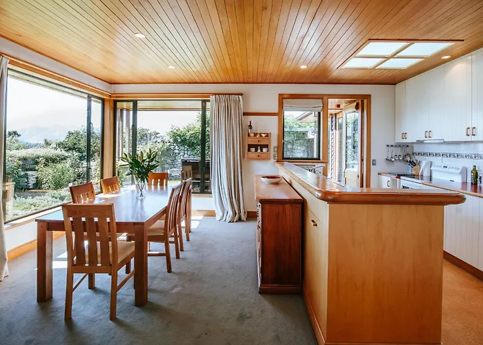 Holiday home Bullock Creek - Sleeps 8 - & Mountain Views - Private & Secluded Wanaka