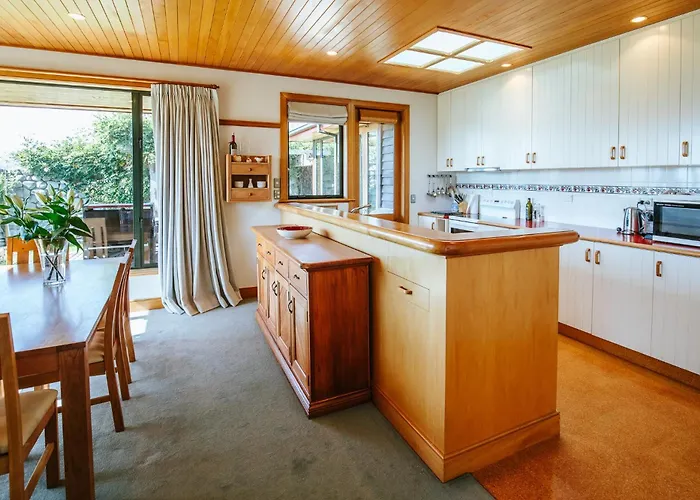 Bullock Creek - Sleeps 8 - & Mountain Views - Private & Secluded