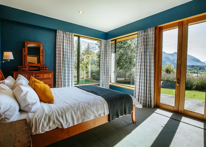 Holiday home Bullock Creek - Sleeps 8 - & Mountain Views - Private & Secluded Wanaka