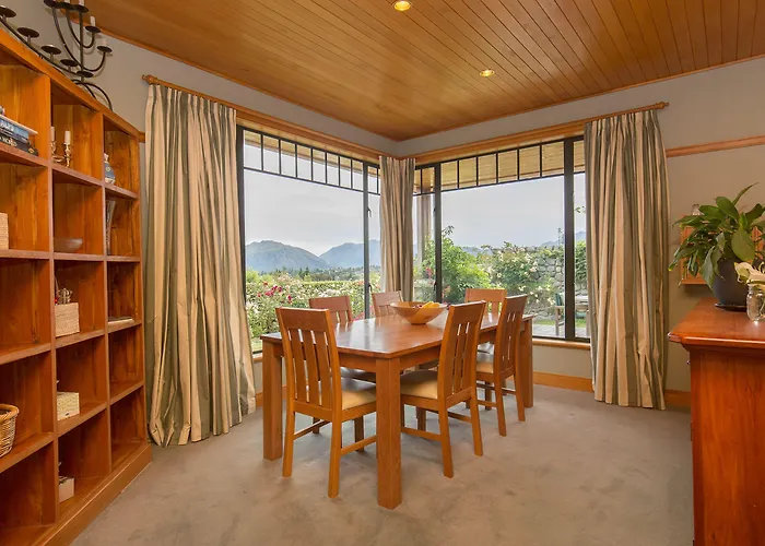 Holiday home Bullock Creek - Sleeps 8 - & Mountain Views - Private & Secluded *
