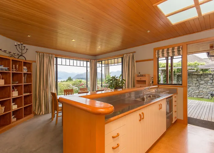 Bullock Creek - Sleeps 8 - & Mountain Views - Private & Secluded Holiday home