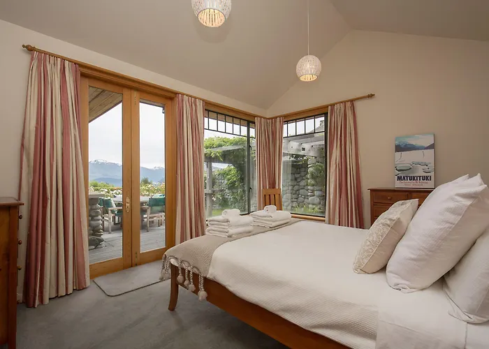 Holiday home Bullock Creek - Sleeps 8 - & Mountain Views - Private & Secluded Wanaka