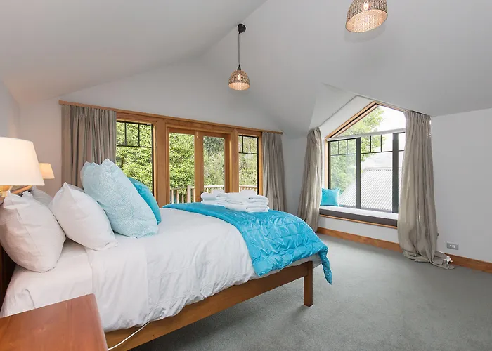 Bullock Creek - Sleeps 8 - & Mountain Views - Private & Secluded * Wanaka