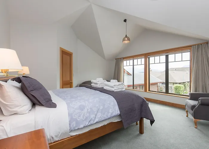 Bullock Creek - Sleeps 8 - & Mountain Views - Private & Secluded Wanaka