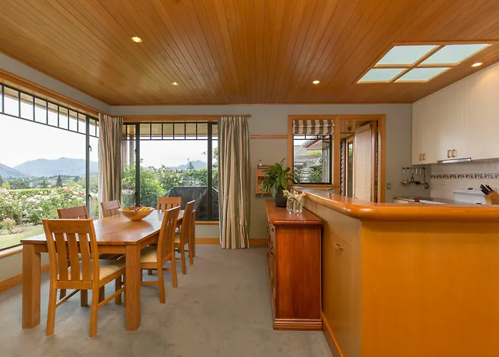 Bullock Creek - Sleeps 8 - & Mountain Views - Private & Secluded Wanaka